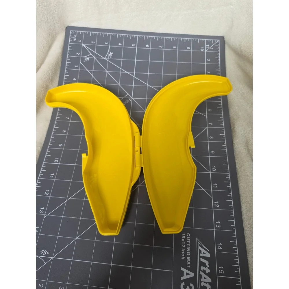 Tupperware Banana Keeper Yellow Plastic Hinged Lunch Box Fruit Protector Case